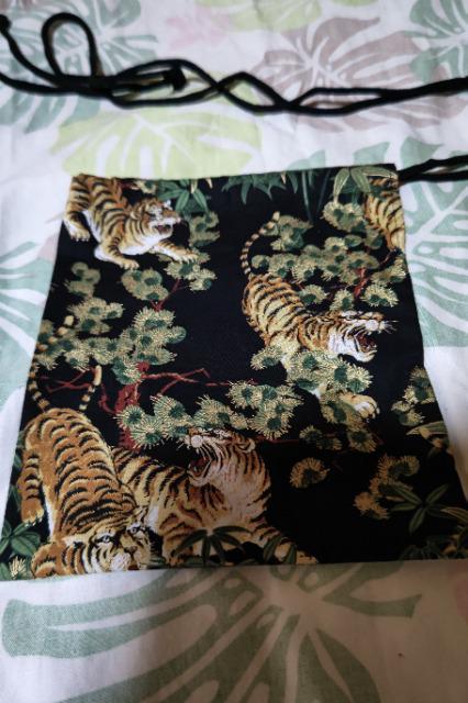 ★処分品★新柄黒×松と竹林と虎金彩和柄ナナメ掛巾着袋 < キッズ/ベビー  ★処分品★新柄黒×松と竹林と虎金彩和柄ナナメ掛巾着袋  < キッズ/ベビーの