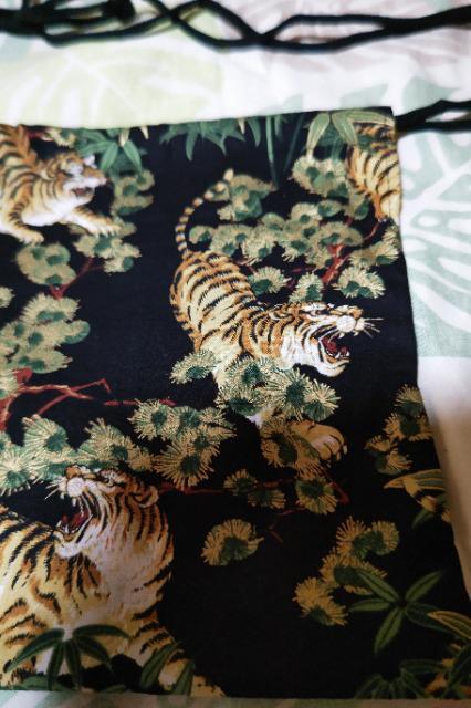 ★処分品★新柄黒×松と竹林と虎金彩和柄ナナメ掛巾着袋 < キッズ/ベビー  ★処分品★新柄黒×松と竹林と虎金彩和柄ナナメ掛巾着袋 < キッズ/ベビーの