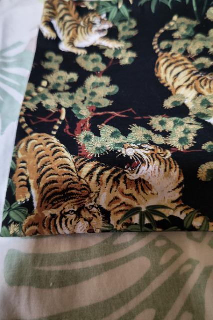 ★処分品★新柄黒×松と竹林と虎金彩和柄ナナメ掛巾着袋 < キッズ/ベビー  ★処分品★新柄黒×松と竹林と虎金彩和柄ナナメ掛巾着袋 < キッズ/ベビーの