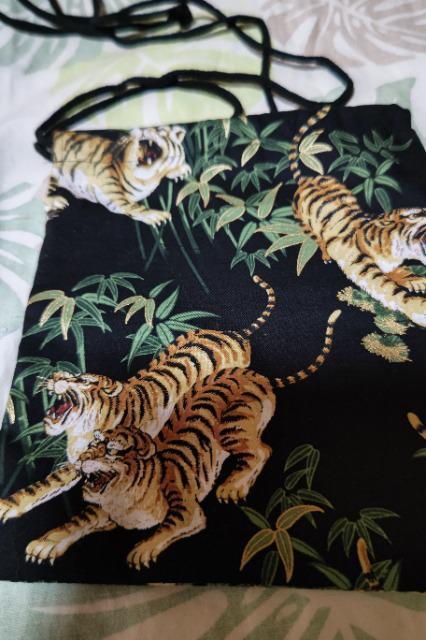 ★処分品★新柄黒×松と竹林と虎金彩和柄ナナメ掛巾着袋 < キッズ/ベビー  ★処分品★新柄黒×松と竹林と虎金彩和柄ナナメ掛巾着袋 < キッズ/ベビーの