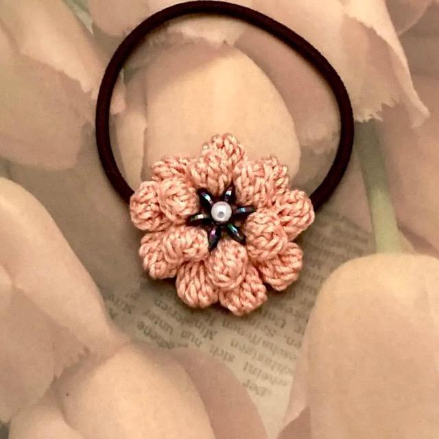 ハンドメイド♪レース編み ぽこぽこ花びらのお花モチーフヘアゴム < 女性ファッション  ハンドメイド♪レース編み ぽこぽこ花びらのお花モチーフヘアゴム  < 女性ファッションの