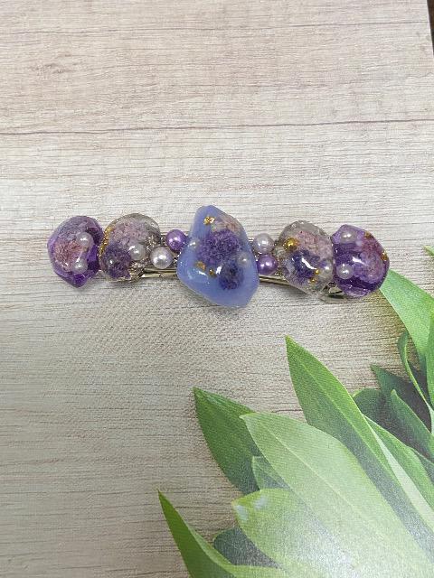 ハンドメイド ドライフラワーを封入した鉱石とパールビーズのバレッタ パープル系 < 女性ファッション  ハンドメイド ドライフラワーを封入した鉱石とパールビーズのバレッタ パープル系  < 女性ファッションの