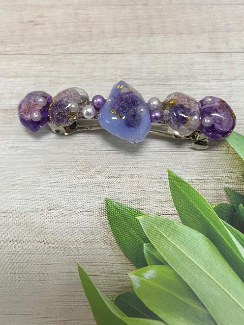 ハンドメイド ドライフラワーを封入した鉱石とパールビーズのバレッタ パープル系 < 女性ファッション  ハンドメイド ドライフラワーを封入した鉱石とパールビーズのバレッタ パープル系 < 女性ファッションの