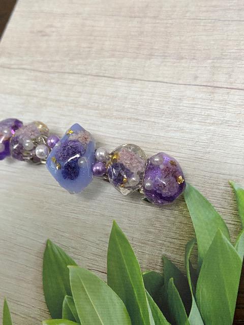 ハンドメイド ドライフラワーを封入した鉱石とパールビーズのバレッタ パープル系 < 女性ファッション  ハンドメイド ドライフラワーを封入した鉱石とパールビーズのバレッタ パープル系 < 女性ファッションの