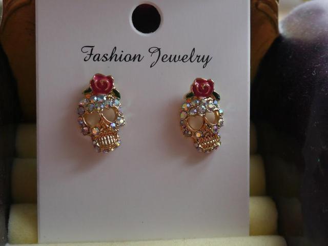 新品 アンティーク調オーロラストーン髑髏スカルピアス ゴスロリ < 女性アクセサリー/時計 新品 アンティーク調オーロラストーン髑髏スカルピアス ゴスロリ < 女性アクセサリー/時計の