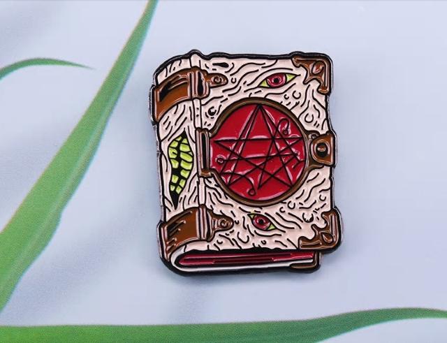 新品 ネクロノミコン H.P.ラヴクラフト ピンブローチ < 男性アクセサリー/時計 新品 ネクロノミコン H.P.ラヴクラフト ピンブローチ < 男性アクセサリー/時計の