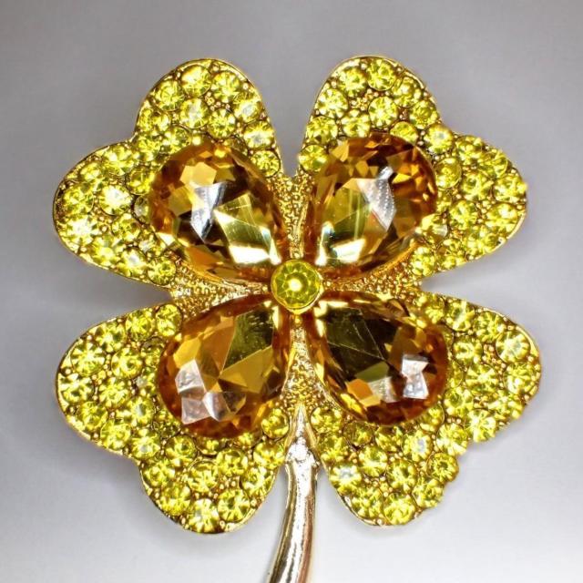 ビッグ 黄色 四葉のクローバー 四つ葉 四ツ葉 ピンブローチ ブローチ ラペルピン ピンバッジ バッジ ラインストーン イエロー < 女性アクセサリー/時計  ビッグ 黄色 四葉のクローバー 四つ葉 四ツ葉 ピンブローチ ブローチ ラペルピン ピンバッジ バッジ ラインストーン イエロー < 女性アクセサリー/時計の