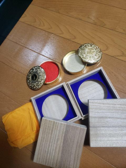 ☆新品未使用☆菊紋様、朱肉と入れ物の2点セット桐箱ケース入り < インテリア/ライフ  ☆新品未使用☆菊紋様、朱肉と入れ物の2点セット桐箱ケース入り < インテリア/ライフの