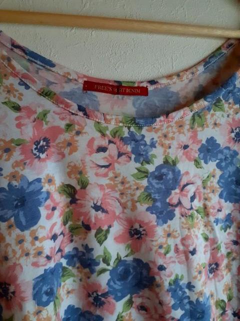 フリーズ マート◆花柄 ショート丈 サラサラ 半袖 Tシャツ Mサイズ < ブランド  フリーズ マート◆花柄 ショート丈 サラサラ 半袖 Tシャツ Mサイズ < ブランドの