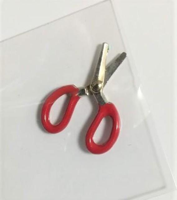 ミニチュア★ハサミ★赤★レッド★チョキチョキと動きます★色違いあります★簡単なものは切れます♪リカちゃんハウス★ドールハウスに★ < おもちゃ  ミニチュア★ハサミ★赤★レッド★チョキチョキと動きます★色違いあります★簡単なものは切れます♪リカちゃんハウス★ドールハウスに★ < おもちゃの