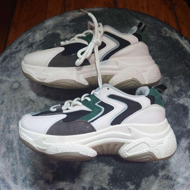 新品 22.5cm レディース スニーカー ブラック シューズ 靴 ローカット < 女性ファッション  新品 22.5cm レディース スニーカー ブラック シューズ 靴 ローカット < 女性ファッションの