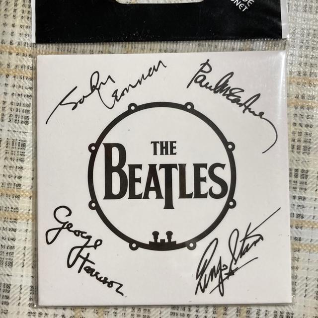 【値下げ】海外製 マグネット / ザ・ビートルズ ロゴ&メンバーサイン THE BEATLES < タレントグッズ  【値下げ】海外製 マグネット / ザ・ビートルズ ロゴ&メンバーサイン THE BEATLES < タレントグッズの