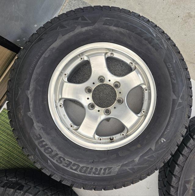 PTH アルミホイール16インチ7J+25 PCD139.7 スタッドレスタイヤ付き4本セツトブリヂストン ブリザックDM V2 < 自動車/バイク PTH アルミホイール16インチ7J+25 PCD139.7 スタッドレスタイヤ付き4本セツトブリヂストン ブリザックDM V2 < 自動車/バイク