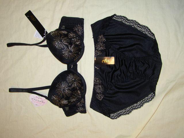 ブラックにゴールドの花柄刺繍B75Mワイヤー入り < 女性ファッション  ブラックにゴールドの花柄刺繍B75Mワイヤー入り  < 女性ファッションの