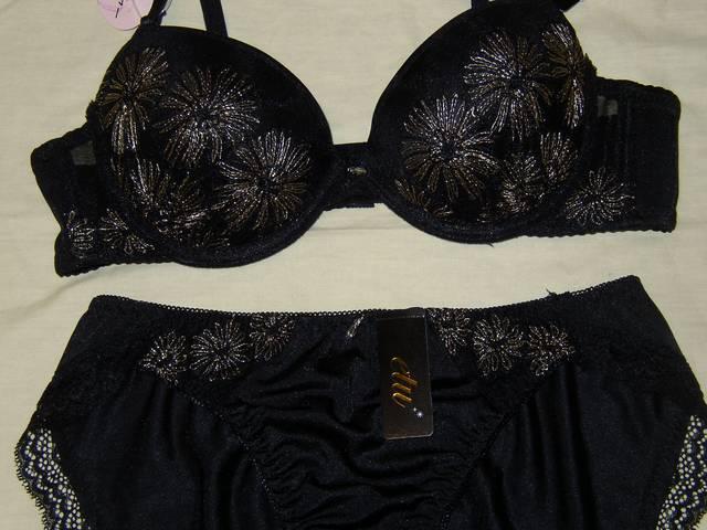 ブラックにゴールドの花柄刺繍B75Mワイヤー入り < 女性ファッション  ブラックにゴールドの花柄刺繍B75Mワイヤー入り < 女性ファッションの