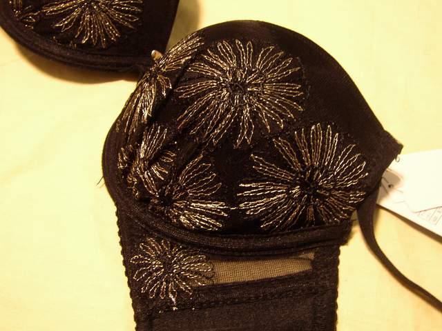 ブラックにゴールドの花柄刺繍B75Mワイヤー入り < 女性ファッション  ブラックにゴールドの花柄刺繍B75Mワイヤー入り < 女性ファッションの