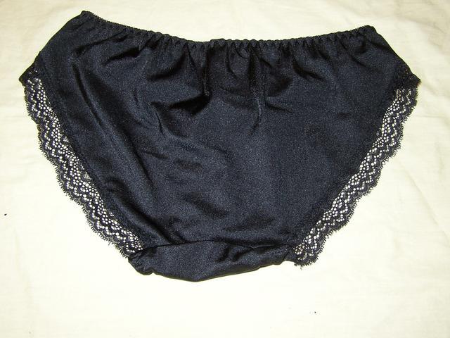 ブラックにゴールドの花柄刺繍B75Mワイヤー入り < 女性ファッション  ブラックにゴールドの花柄刺繍B75Mワイヤー入り < 女性ファッションの