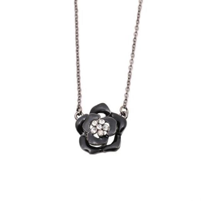 新品 アンティーク調ストーン付きゴシック黒薔薇ネックレス < 女性アクセサリー/時計  新品 アンティーク調ストーン付きゴシック黒薔薇ネックレス  < 女性アクセサリー/時計の