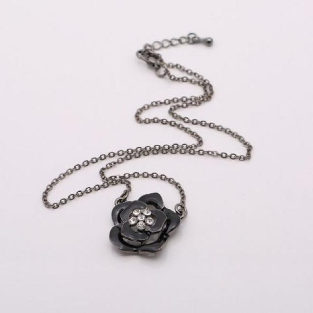 新品 アンティーク調ストーン付きゴシック黒薔薇ネックレス < 女性アクセサリー/時計  新品 アンティーク調ストーン付きゴシック黒薔薇ネックレス < 女性アクセサリー/時計の