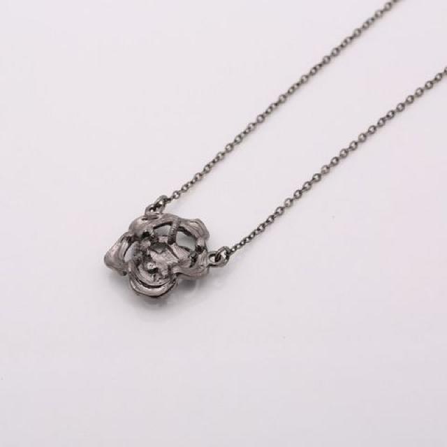 新品 アンティーク調ストーン付きゴシック黒薔薇ネックレス < 女性アクセサリー/時計  新品 アンティーク調ストーン付きゴシック黒薔薇ネックレス < 女性アクセサリー/時計の