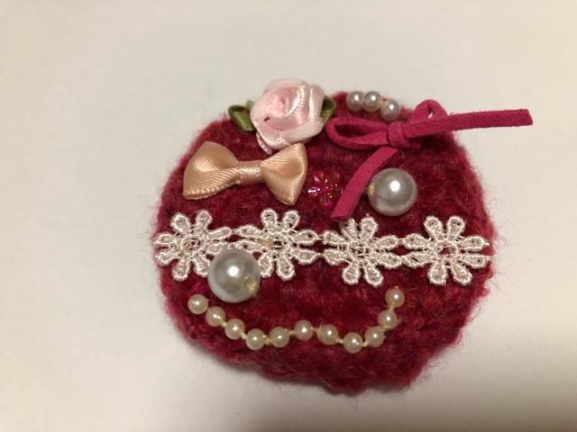 ハンドメイド ブローチ コサージュ  サテンリボンとサテンローズとスェードのリボン♪ レースとパールビーズを添えて♪ < 女性ファッション  ハンドメイド ブローチ コサージュ  サテンリボンとサテンローズとスェードのリボン♪ レースとパールビーズを添えて♪ < 女性ファッションの