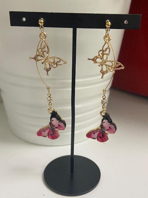 ハンドメイド バタフライのチャームを使用したピアス ピンク < 女性ファッション  ハンドメイド バタフライのチャームを使用したピアス ピンク  < 女性ファッションの