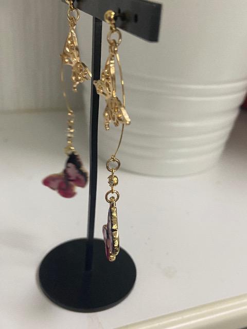 ハンドメイド バタフライのチャームを使用したピアス ピンク < 女性ファッション  ハンドメイド バタフライのチャームを使用したピアス ピンク < 女性ファッションの