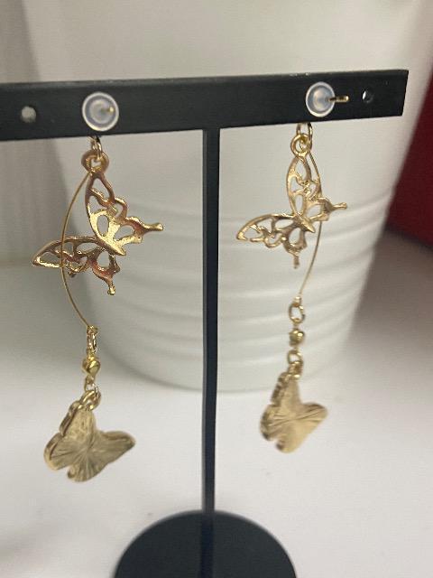 ハンドメイド バタフライのチャームを使用したピアス ピンク < 女性ファッション  ハンドメイド バタフライのチャームを使用したピアス ピンク < 女性ファッションの