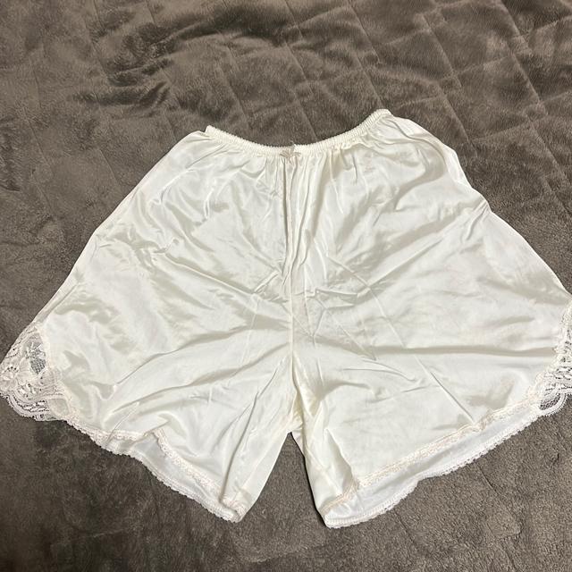 ☆☆☆タンス整理品 衣類 おまとめOK ホームクリーニング済み フレアパンツ ホワイト系 Mサイズ < 女性ファッション  ☆☆☆タンス整理品 衣類 おまとめOK ホームクリーニング済み フレアパンツ ホワイト系 Mサイズ  < 女性ファッションの