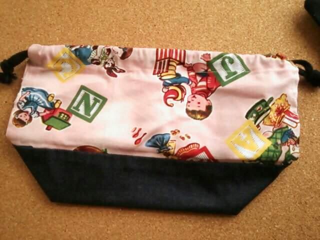 ハンドメイド レトロ柄お弁当 巾着 < キッズ/ベビー  ハンドメイド レトロ柄お弁当 巾着  < キッズ/ベビーの