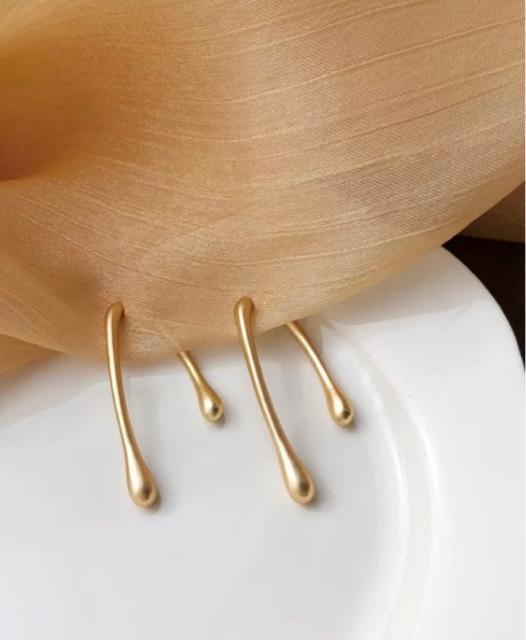 定価2,100円【新品】ウォータードロップメタルピアス●ゴールド < 女性アクセサリー/時計 定価2,100円【新品】ウォータードロップメタルピアス●ゴールド < 女性アクセサリー/時計の