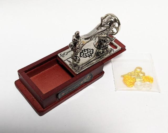 ミニチュア★ミシン★ワイン★ハサミ&糸&ボタン付き★ソーイングセットが収納できる引き出し付き★色違いあります★ドールハウスに★ < おもちゃ  ミニチュア★ミシン★ワイン★ハサミ&糸&ボタン付き★ソーイングセットが収納できる引き出し付き★色違いあります★ドールハウスに★ < おもちゃの