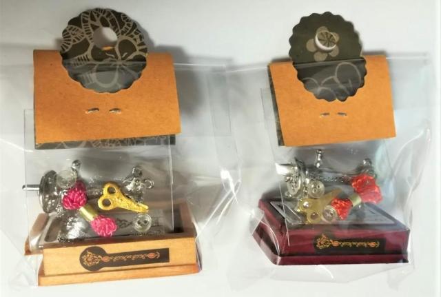 ミニチュア★ミシン★ワイン★ハサミ&糸&ボタン付き★ソーイングセットが収納できる引き出し付き★色違いあります★ドールハウスに★ < おもちゃ  ミニチュア★ミシン★ワイン★ハサミ&糸&ボタン付き★ソーイングセットが収納できる引き出し付き★色違いあります★ドールハウスに★ < おもちゃの