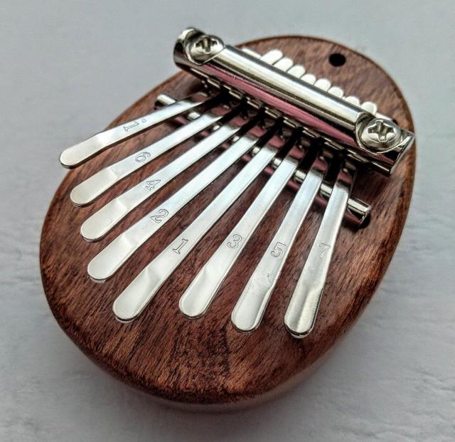 天然木 カリンバ 8音 カリンバ ミニ カリンバ 大きさ約7×約5センチ 天然木の為 木目は変わります < おもちゃ  天然木 カリンバ 8音 カリンバ ミニ カリンバ 大きさ約7×約5センチ 天然木の為 木目は変わります  < おもちゃの