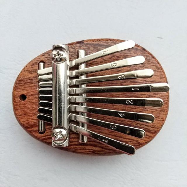 天然木 カリンバ 8音 カリンバ ミニ カリンバ 大きさ約7×約5センチ 天然木の為 木目は変わります < おもちゃ  天然木 カリンバ 8音 カリンバ ミニ カリンバ 大きさ約7×約5センチ 天然木の為 木目は変わります < おもちゃの