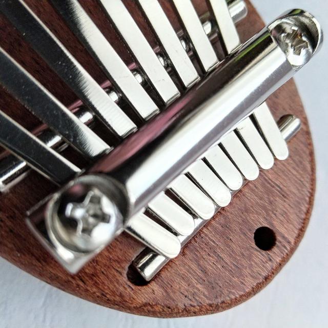 天然木 カリンバ 8音 カリンバ ミニ カリンバ 大きさ約7×約5センチ 天然木の為 木目は変わります < おもちゃ  天然木 カリンバ 8音 カリンバ ミニ カリンバ 大きさ約7×約5センチ 天然木の為 木目は変わります < おもちゃの