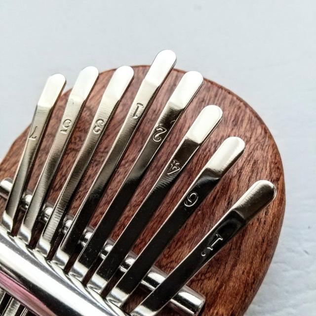 天然木 カリンバ 8音 カリンバ ミニ カリンバ 大きさ約7×約5センチ 天然木の為 木目は変わります < おもちゃ  天然木 カリンバ 8音 カリンバ ミニ カリンバ 大きさ約7×約5センチ 天然木の為 木目は変わります < おもちゃの