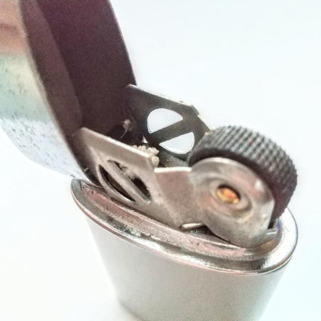 昭和レトロ オイルライター 鼠色 新品・未使用 錆び付き < 男性ファッション  昭和レトロ オイルライター 鼠色 新品・未使用 錆び付き < 男性ファッションの