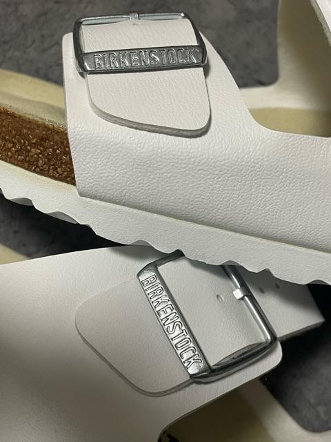 新品 ビルケンシュトック BIRKENSTOCK アリゾナARIZONA メンズ サンダル ホワイト 幅広 レギュラー28.5cm < ブランド  新品 ビルケンシュトック BIRKENSTOCK アリゾナARIZONA メンズ サンダル ホワイト 幅広 レギュラー28.5cm < ブランドの