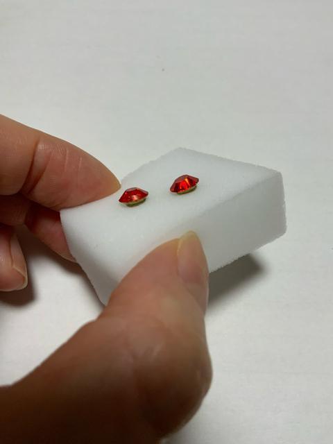 ◆訳あり「直径6ミリ赤の樹脂ピアス」 < 女性アクセサリー/時計  ◆訳あり「直径6ミリ赤の樹脂ピアス」 < 女性アクセサリー/時計の