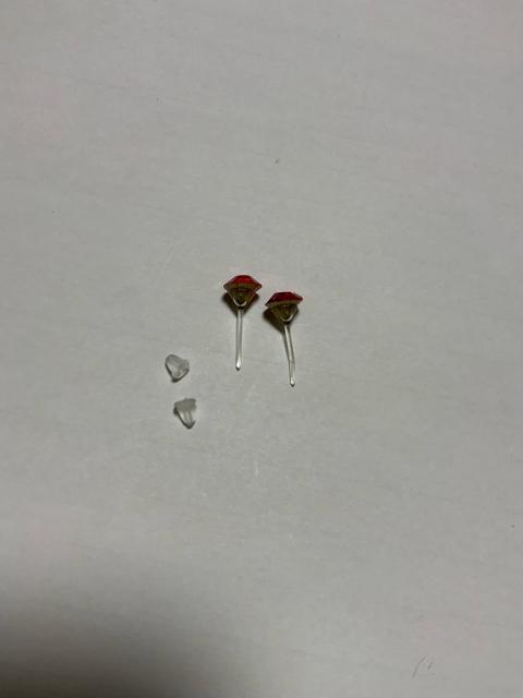 ◆訳あり「直径6ミリ赤の樹脂ピアス」 < 女性アクセサリー/時計  ◆訳あり「直径6ミリ赤の樹脂ピアス」 < 女性アクセサリー/時計の