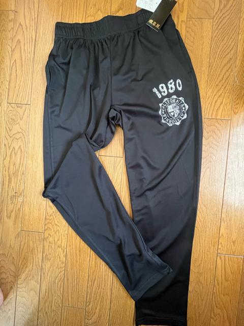 Lサイズ!高貴紳士的!ロゴがかっこいい!サラッとメッシュ素材!ブラック色合い!両サイドポケット付き!リラックス!ロングパンツ! < 男性ファッション Lサイズ!高貴紳士的!ロゴがかっこいい!サラッとメッシュ素材!ブラック色合い!両サイドポケット付き!リラックス!ロングパンツ! < 男性ファッションの