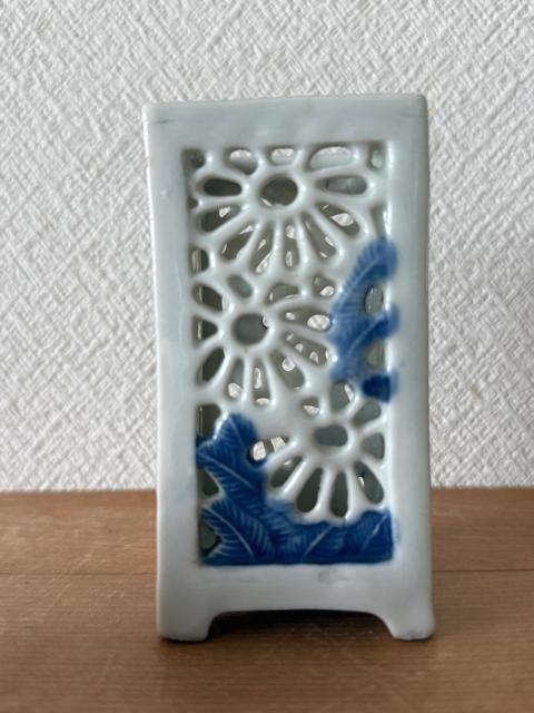 古平戸 透かし菊 筆筒 筆立 透かし彫り 箸立 明治 伊万里 白磁 染付 骨董 < インテリア/ライフ 古平戸 透かし菊 筆筒 筆立 透かし彫り 箸立 明治 伊万里 白磁 染付 骨董 < インテリア/ライフの