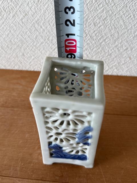 古平戸 透かし菊 筆筒 筆立 透かし彫り 箸立 明治 伊万里 白磁 染付 骨董 < インテリア/ライフ 古平戸 透かし菊 筆筒 筆立 透かし彫り 箸立 明治 伊万里 白磁 染付 骨董 < インテリア/ライフの