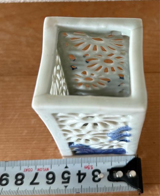 古平戸 透かし菊 筆筒 筆立 透かし彫り 箸立 明治 伊万里 白磁 染付 骨董 < インテリア/ライフ 古平戸 透かし菊 筆筒 筆立 透かし彫り 箸立 明治 伊万里 白磁 染付 骨董 < インテリア/ライフの