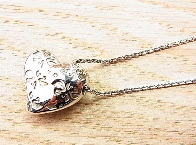 �y���K���i��L�z�X�����t�X�L�[ �n�[�g�N���X�^�� �@�l�b�N���X �� �u�����h�� 