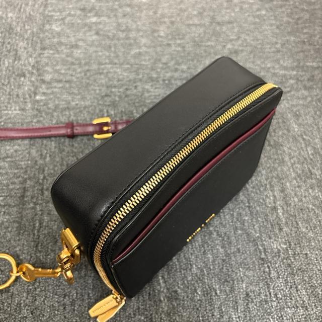 即決 CHARLES&KEITH キーチェーン ショルダーバッグ < ブランド  即決 CHARLES&KEITH キーチェーン ショルダーバッグ < ブランドの