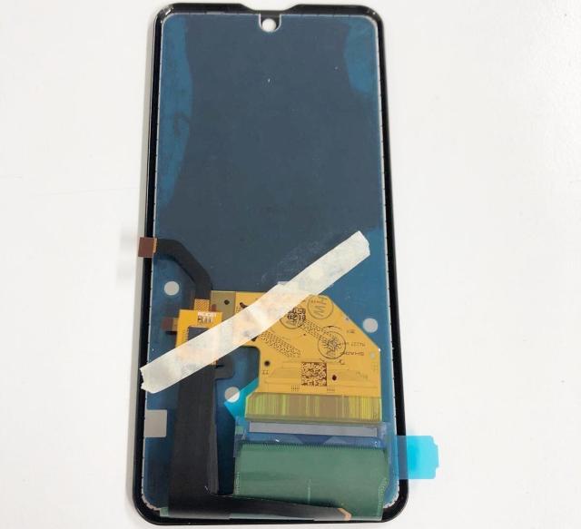 AQUOS R3 �t�����g�p�l��