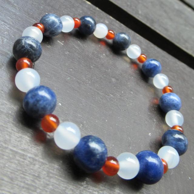 ソーダライトxホワイトカルセドニーxカーネリアンブレスレット < 女性アクセサリー/時計 ソーダライトxホワイトカルセドニーxカーネリアンブレスレット < 女性アクセサリー/時計の