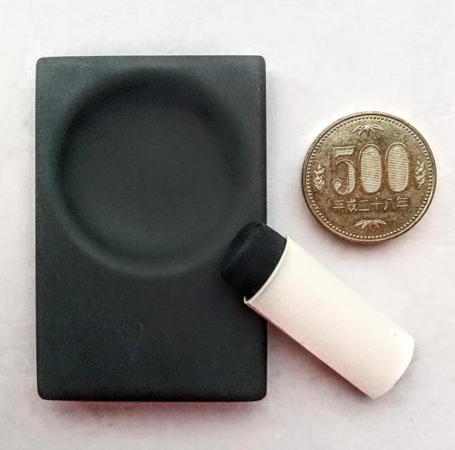 硯 一筆箋用 硯石 ミニ硯 大きさ見本に500円玉と写しました 携帯用硯 墨 水差し ケース < インテリア/ライフ  硯 一筆箋用 硯石 ミニ硯 大きさ見本に500円玉と写しました 携帯用硯 墨 水差し ケース < インテリア/ライフの